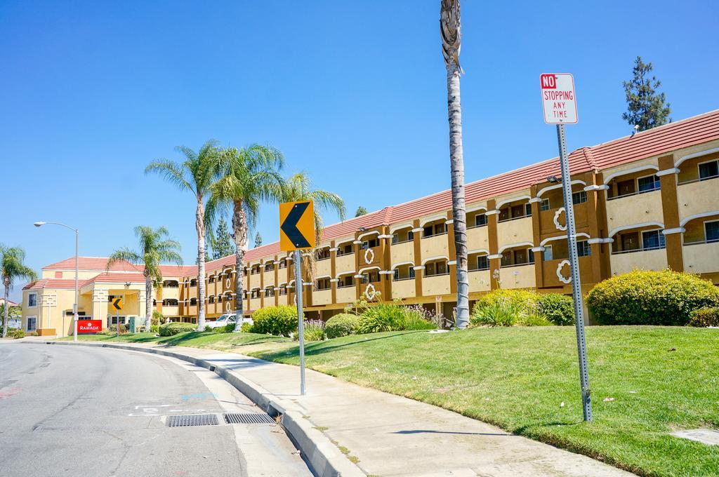 מלון Ramada By Wyndham אונטריו מראה חיצוני תמונה