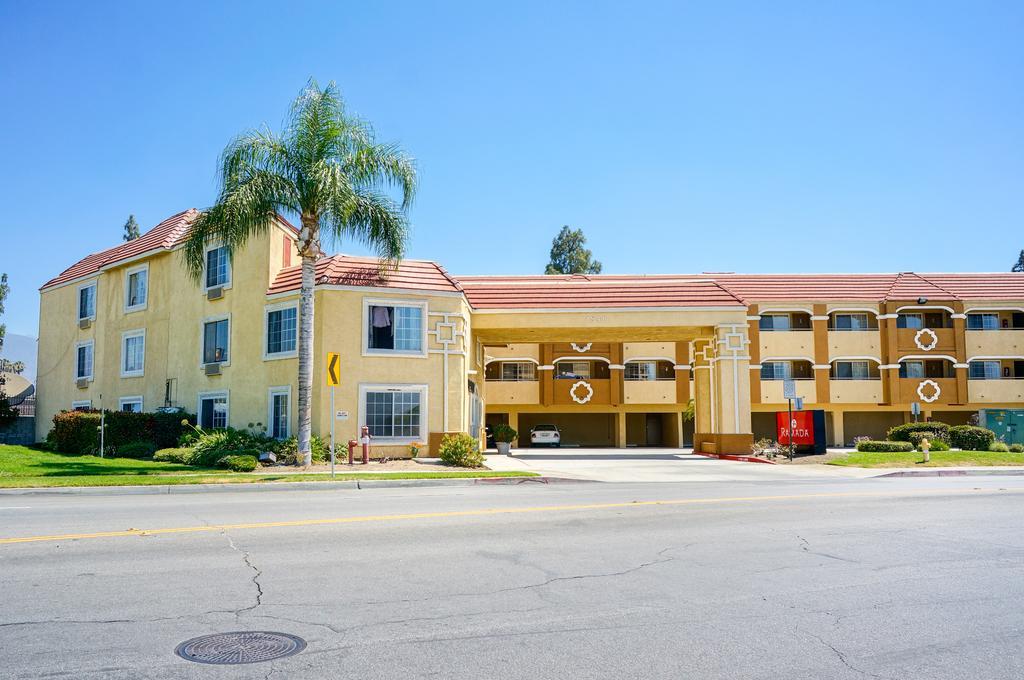 מלון Ramada By Wyndham אונטריו מראה חיצוני תמונה