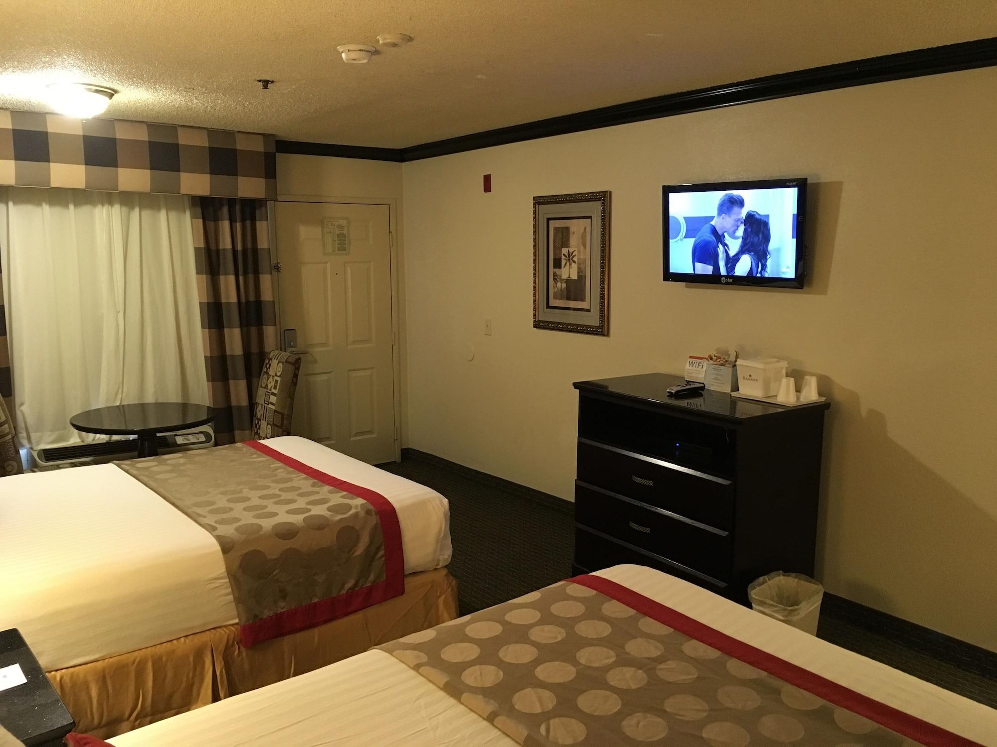 מלון Ramada By Wyndham אונטריו מראה חיצוני תמונה