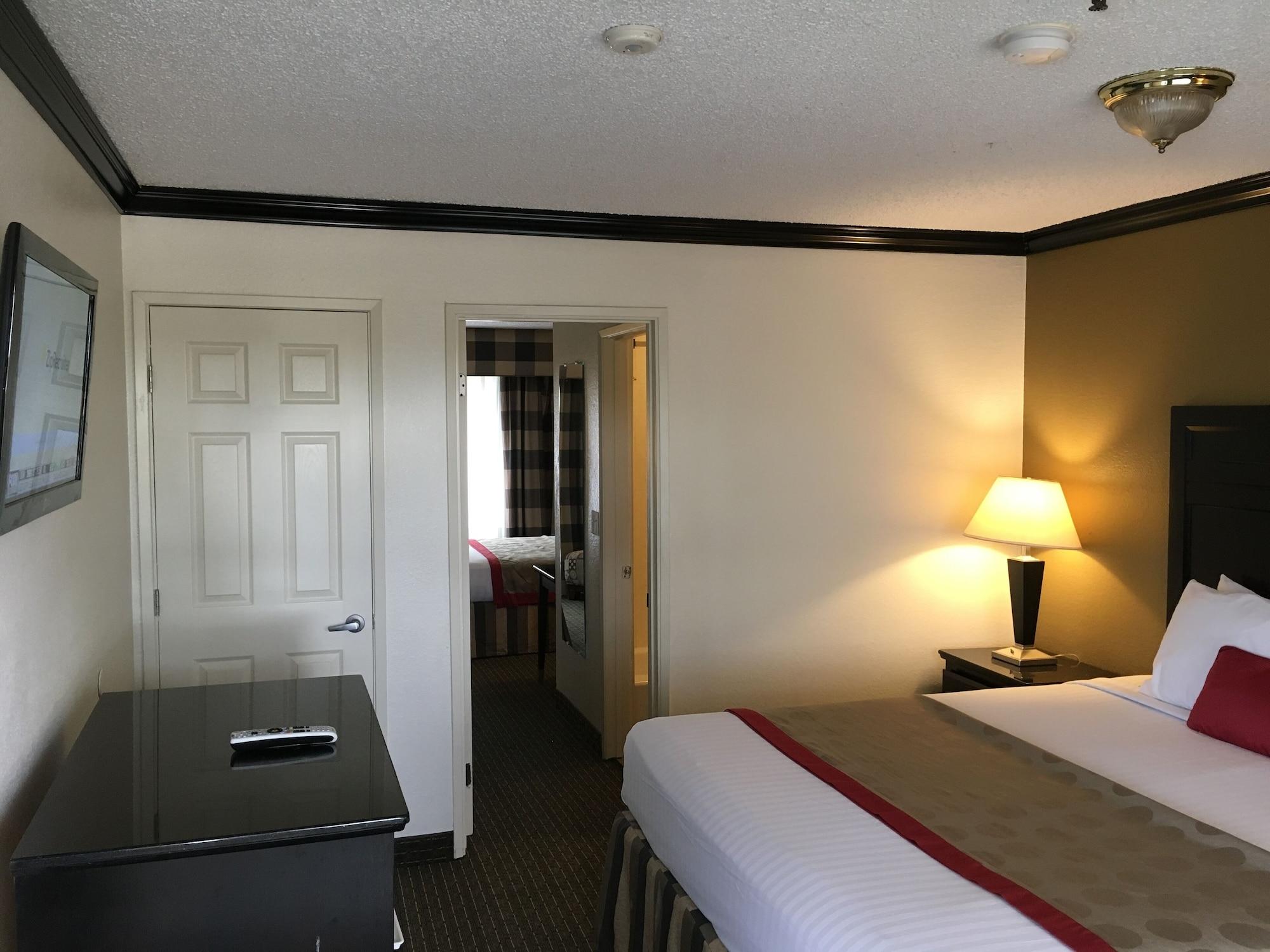 מלון Ramada By Wyndham אונטריו מראה חיצוני תמונה