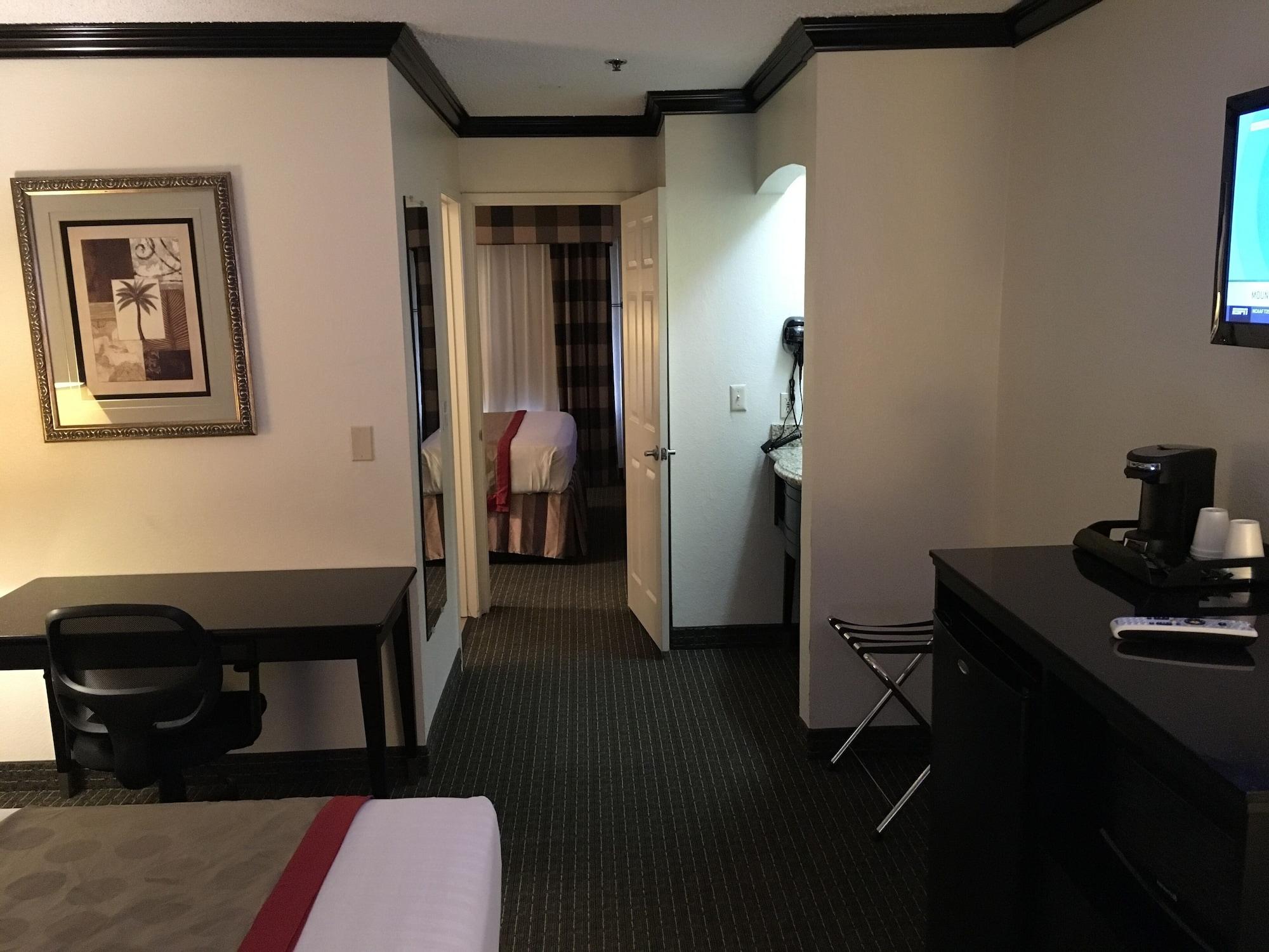 מלון Ramada By Wyndham אונטריו מראה חיצוני תמונה