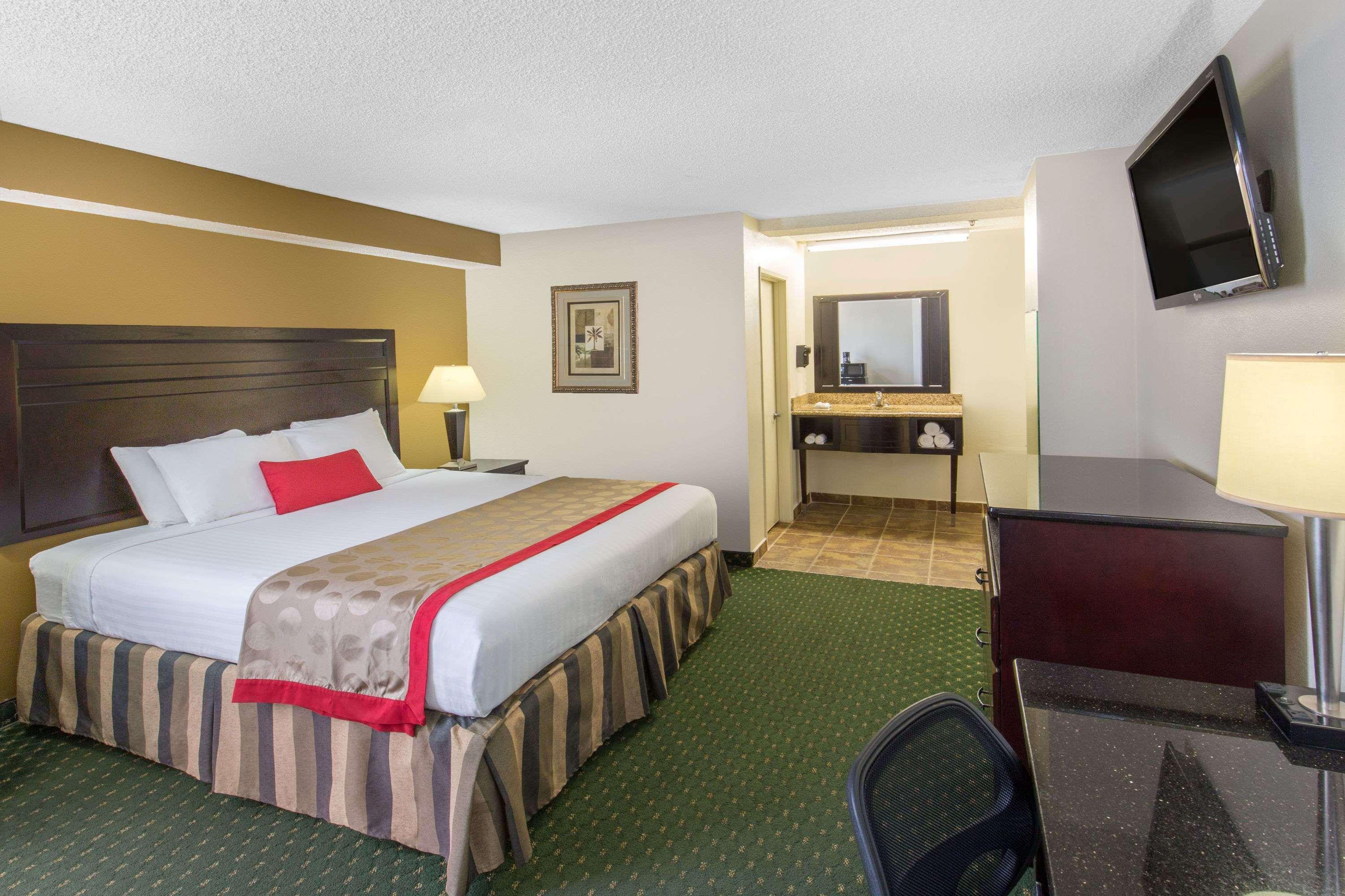 מלון Ramada By Wyndham אונטריו מראה חיצוני תמונה