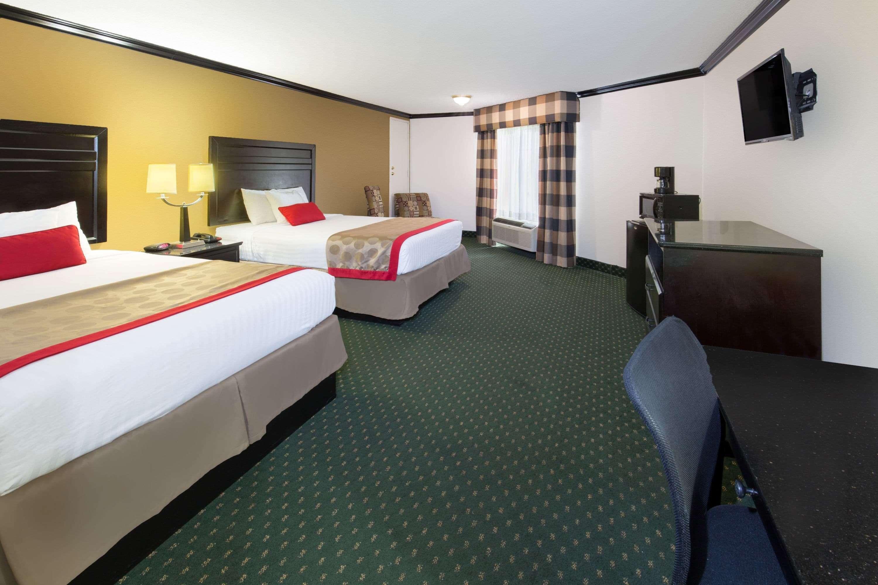 מלון Ramada By Wyndham אונטריו מראה חיצוני תמונה