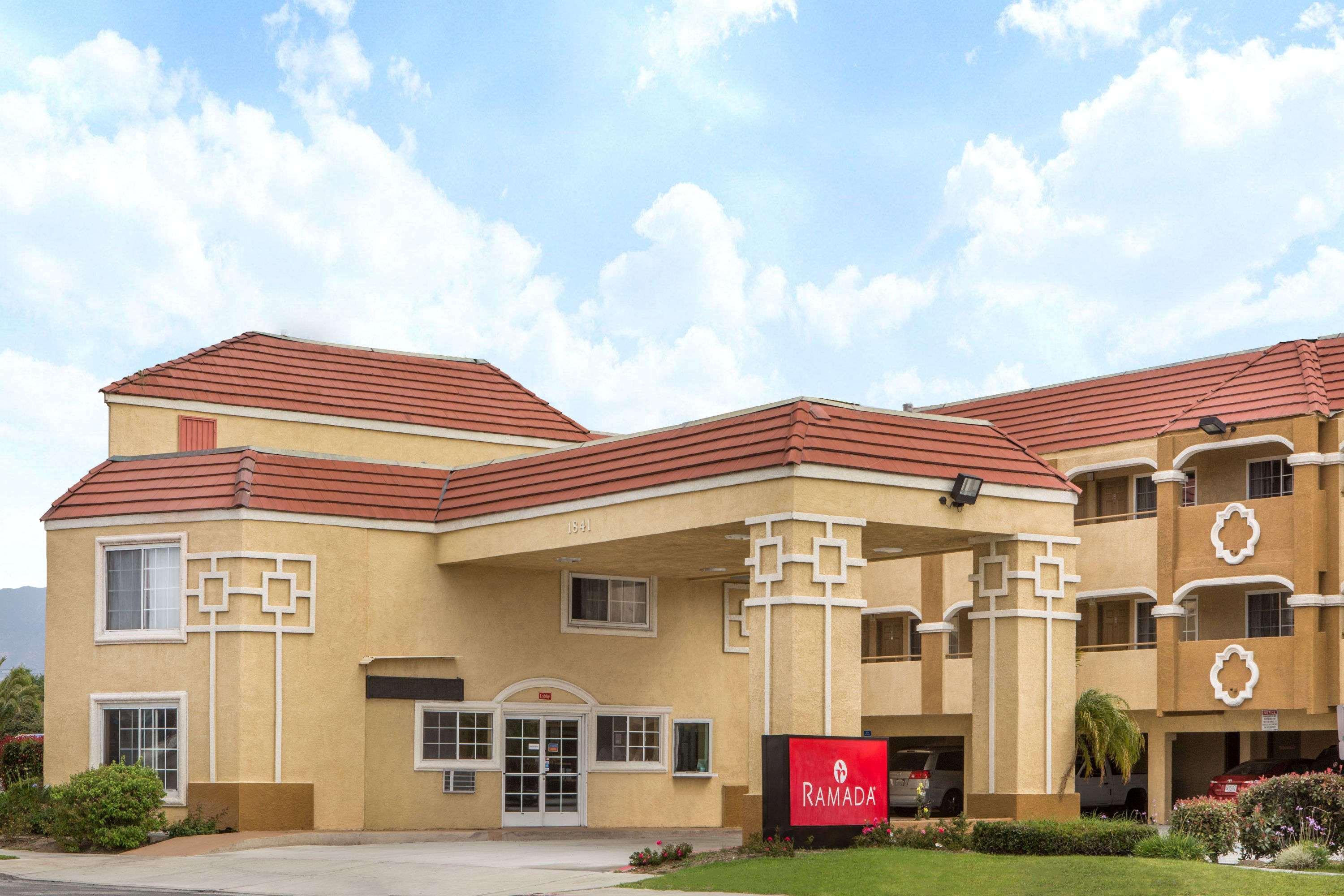 מלון Ramada By Wyndham אונטריו מראה חיצוני תמונה