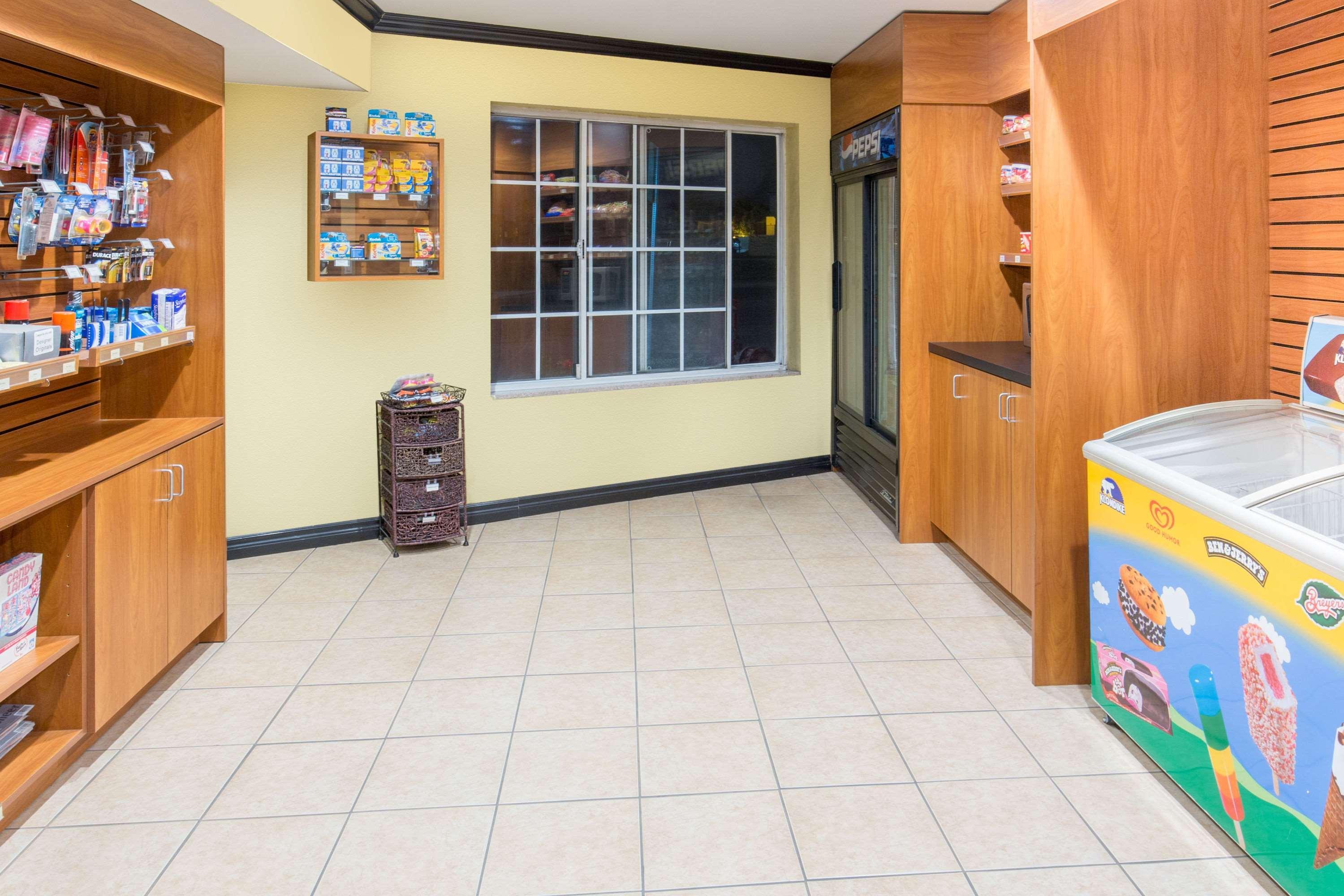 מלון Ramada By Wyndham אונטריו מראה חיצוני תמונה