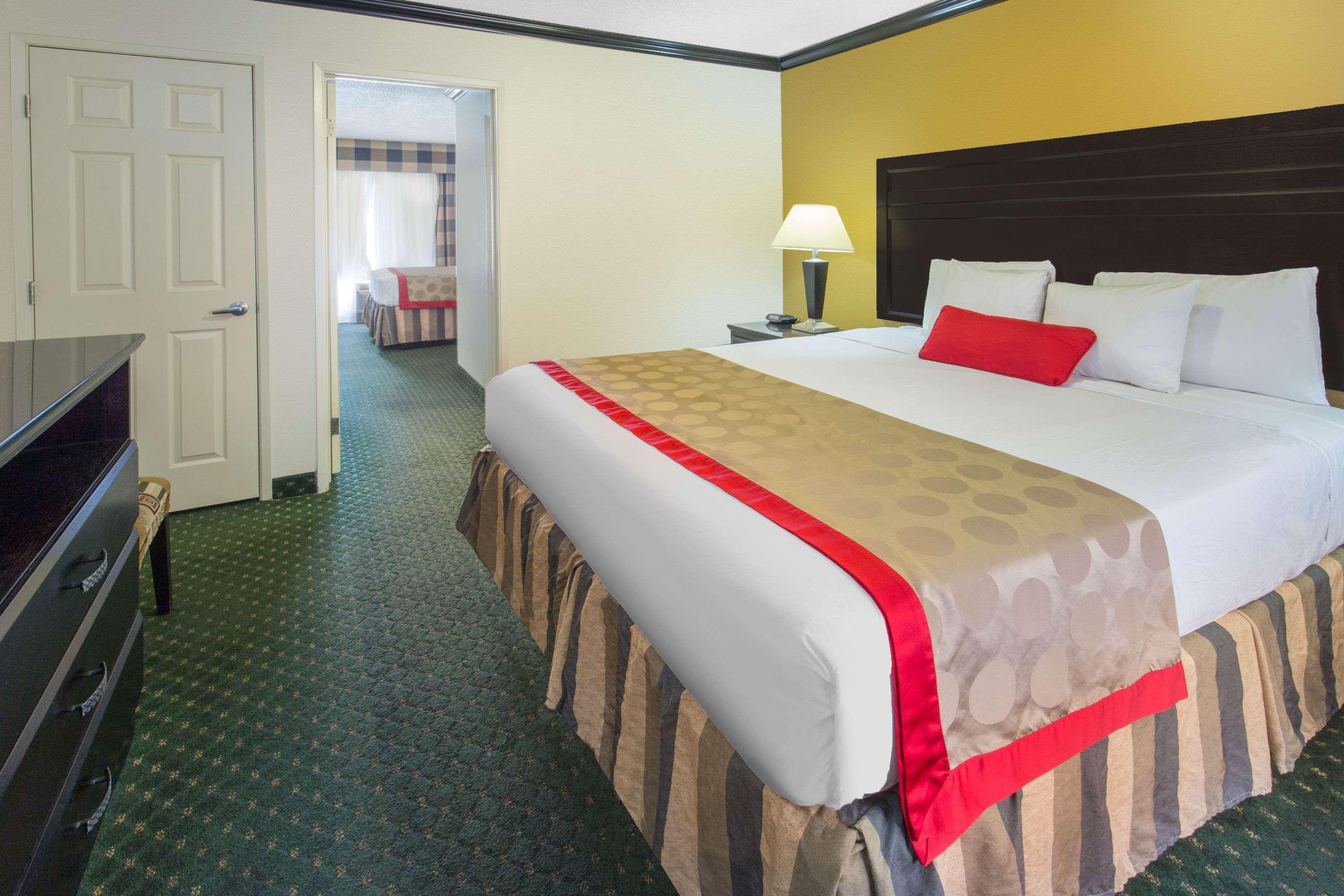 מלון Ramada By Wyndham אונטריו מראה חיצוני תמונה
