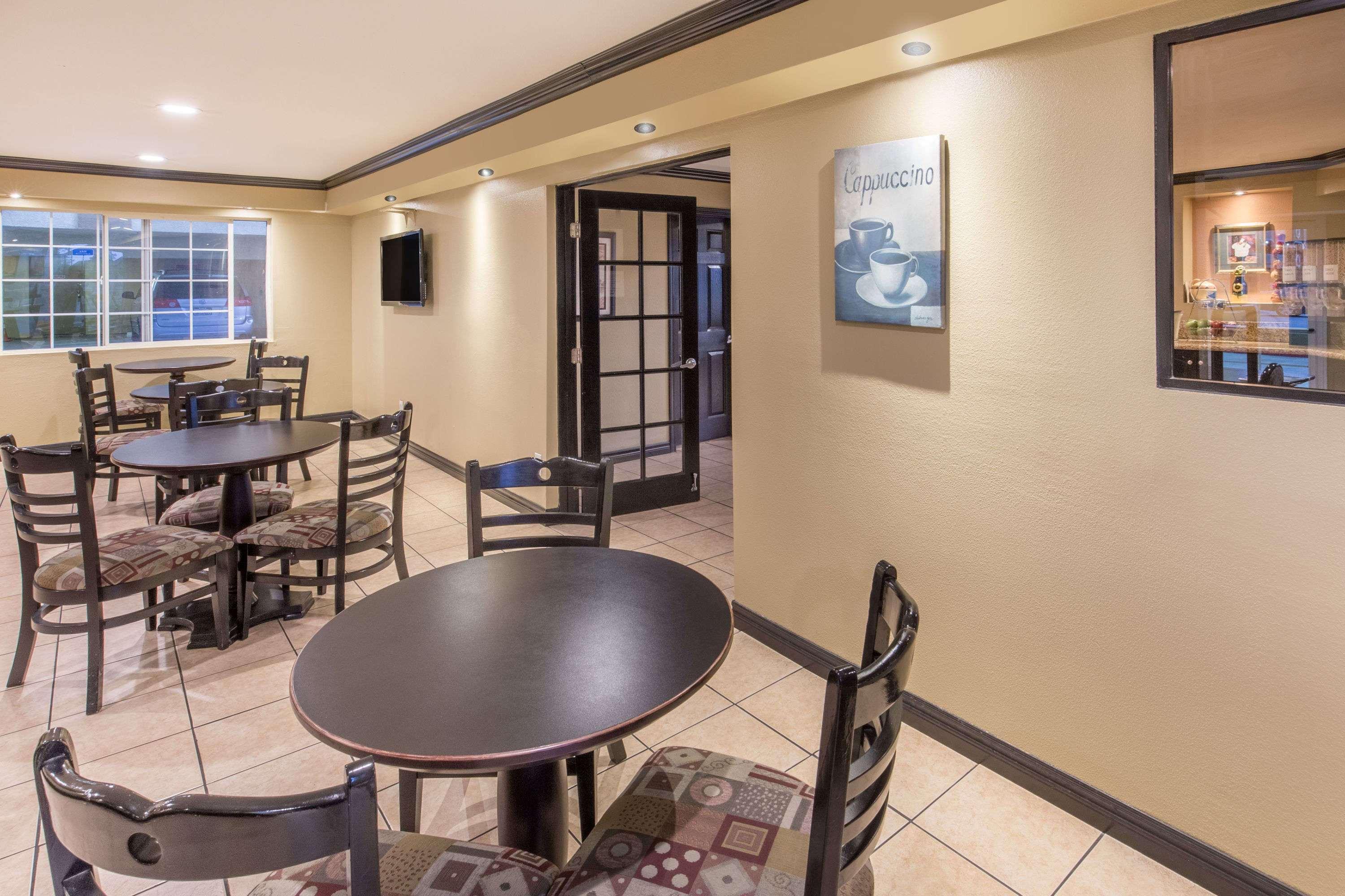מלון Ramada By Wyndham אונטריו מראה חיצוני תמונה