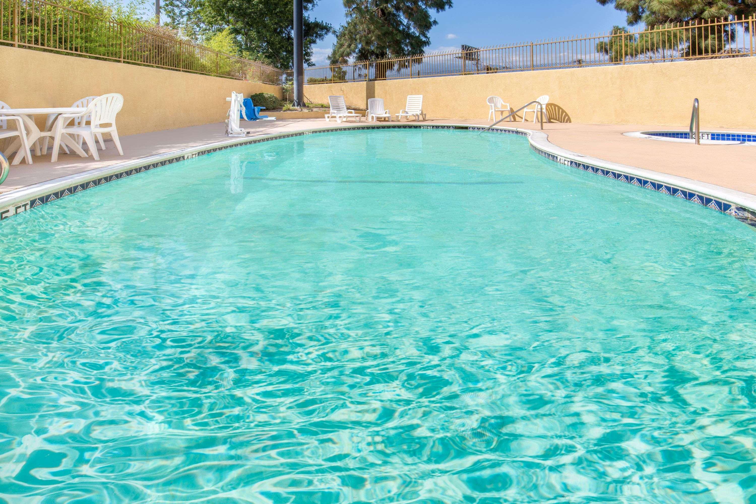 מלון Ramada By Wyndham אונטריו מראה חיצוני תמונה