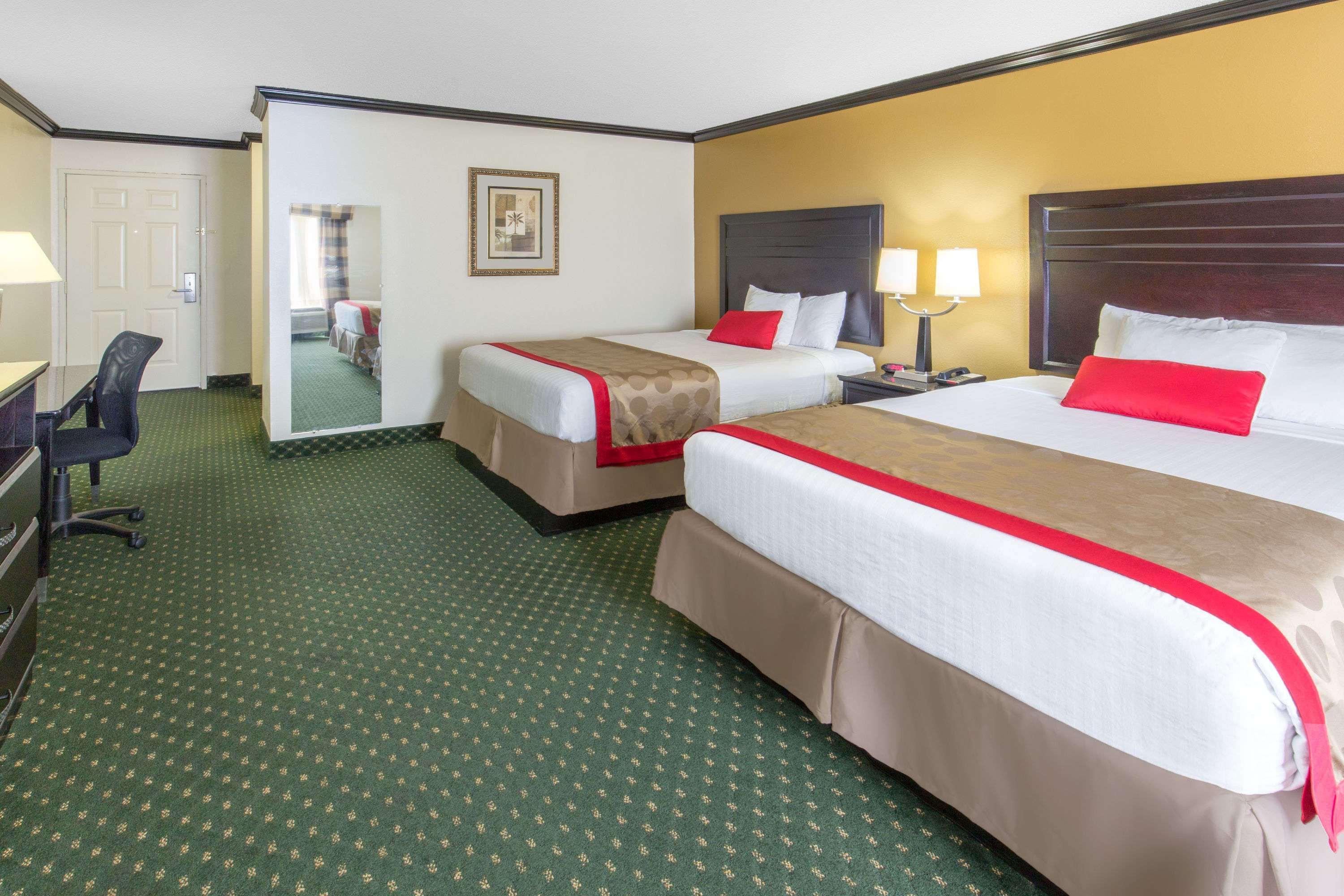 מלון Ramada By Wyndham אונטריו מראה חיצוני תמונה