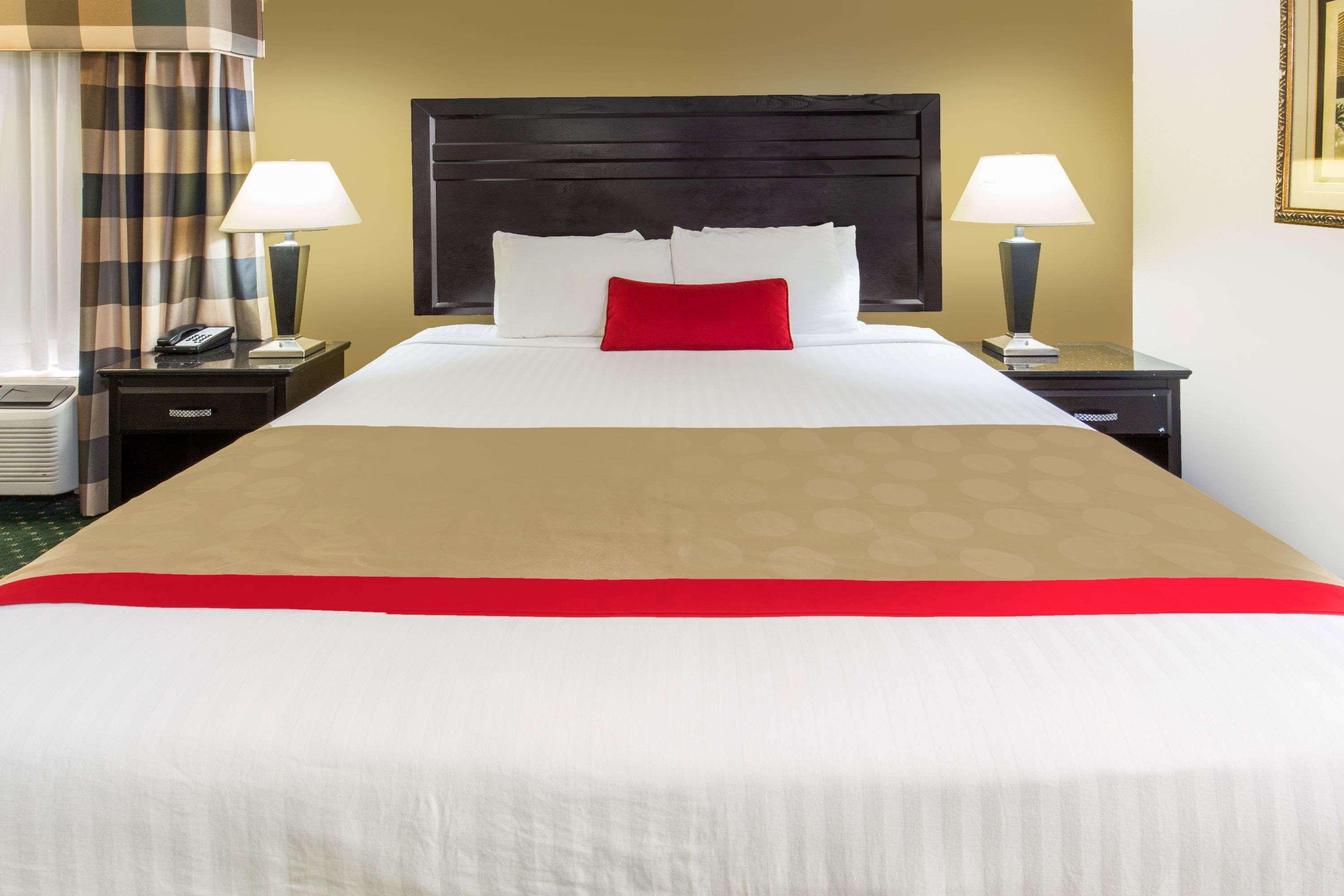 מלון Ramada By Wyndham אונטריו מראה חיצוני תמונה